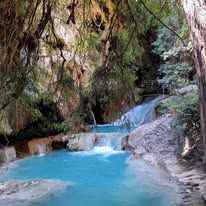 Puente decorado en Pozas Azules