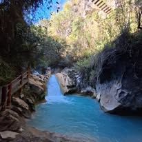 Cascada y poza azul